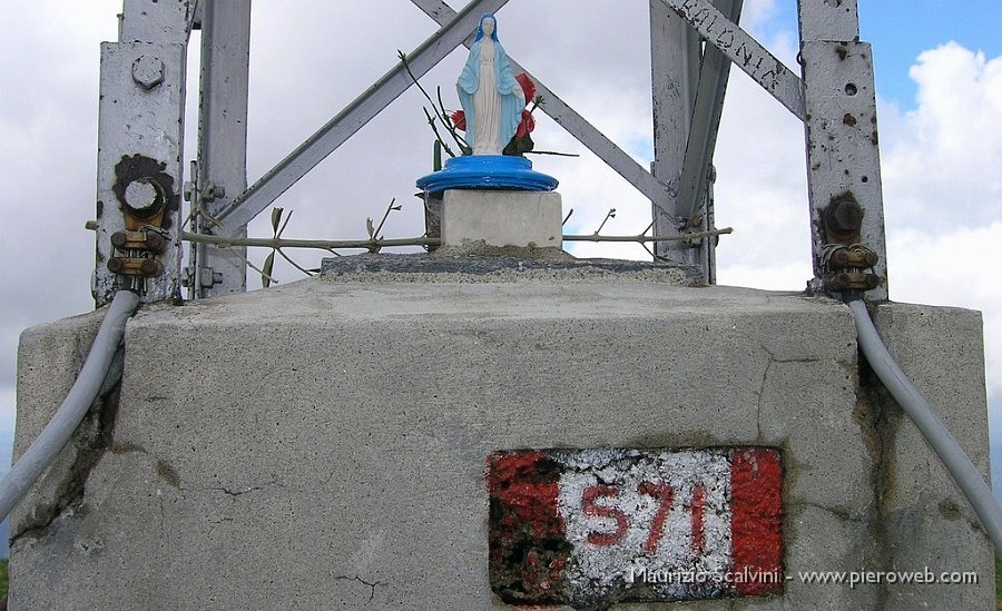 12 Utimo sguardo tra sacro e profano. Scappo via a ripararmi dal vento gelido.JPG